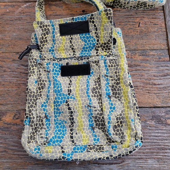 Kavu Giraffe Print Cross Body Mini Purse - Picture 4 of 6